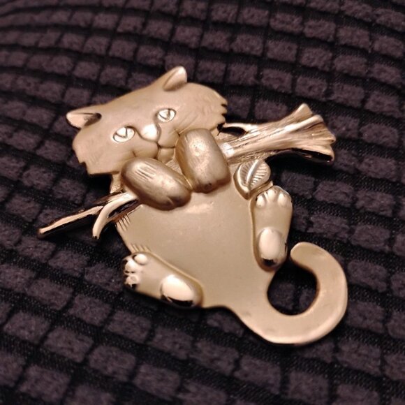 Gold Cat Figure Hanging On A Tree Branch Brooch With A Code (PLVQ?) - Picture 2 of 7